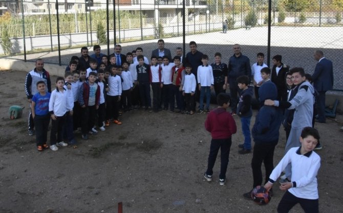 Mehmet Sofuoğlu İmam Hatip Ortaokuluna Halı Saha Kazandırılıyor