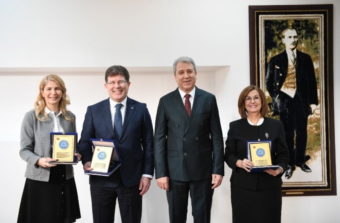 Ege’de Rektör Yardımcıları Törenle Uğurlandı