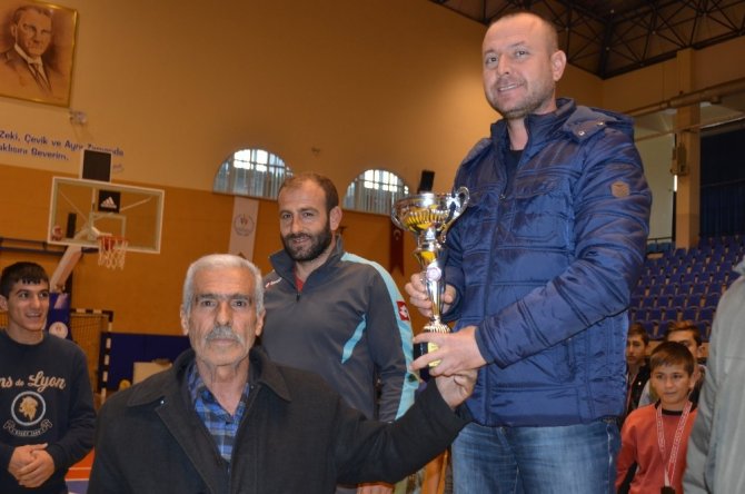 Şehit Fethi Sekin’in Babası Sporculara Madalya Verdi