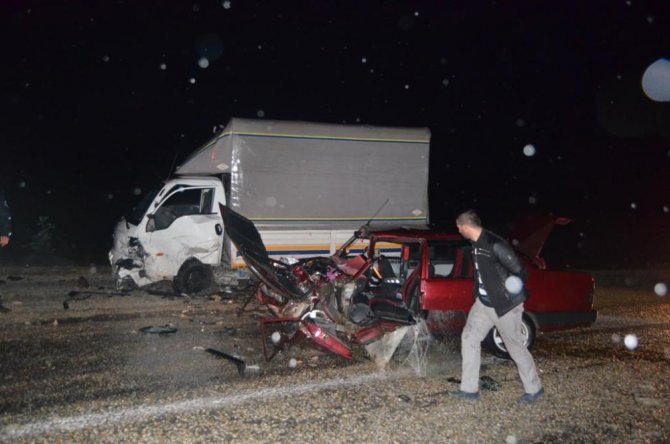 Manisa’da Kamyonet İle Otomobil Kafa Kafaya Çarpıştı: 6 Yaralı
