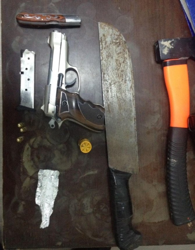Kuşadası’nda Ruhsatsız 3 Silah Ve Kesici Aletler Ele Geçirildi