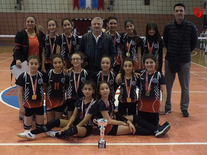 Gazipaşa Ortaokulu Küçük Kızlar Voleybol Takımı İl Şampiyonu Oldu