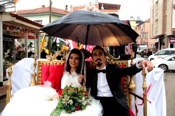 Gelin Ve Damat Kepçeye Bindi, Gören Dönüp Bir Daha Baktı