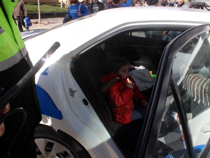 Polis Kaybolan Çocuğu Ekip Arabasına Alıp Sakinleştirdi
