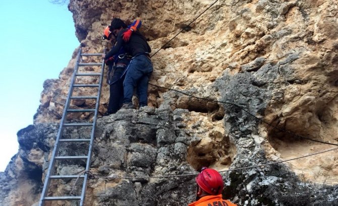Ulubey Kanyonu’ndaki Kayalıklarda Mahsur Kalan Genci Afad Kurtardı