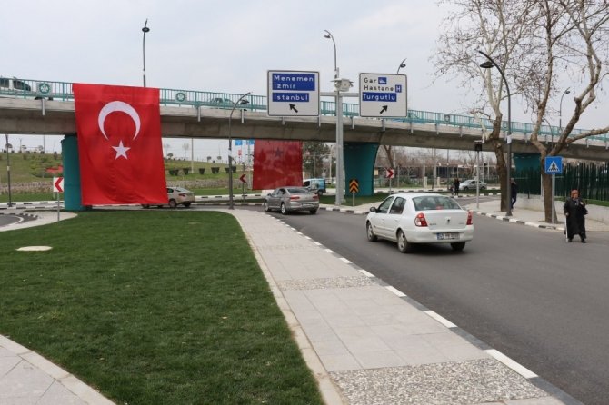 Köprülü Kavşak Türk Bayraklarıyla Donatıldı
