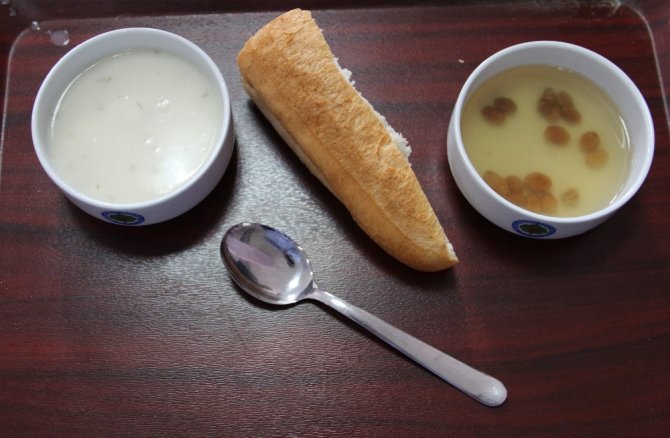Öğrencilerin Menüsü Yağlı Buğday Çorbası Ve Üzüm Hoşafı