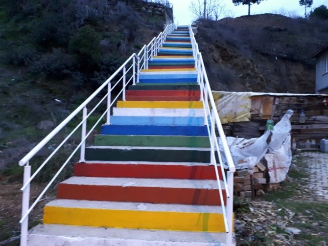 Merdivenler Gökkuşağı Renklerine Boyandı