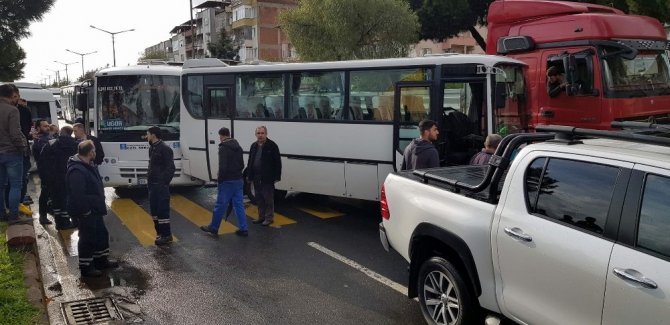 Servis Minibüsleri Zincirleme Kaza Yaptı