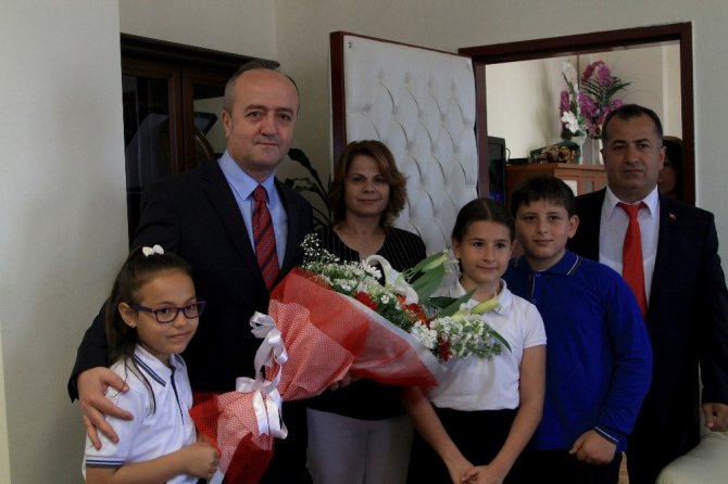 Minik Cumhuriyet Savcısı Cübbe Giyip Makam Koltuğuna Oturdu