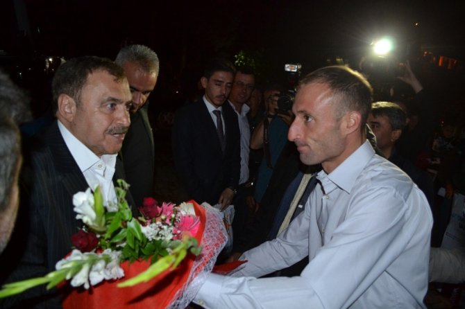 Bakan Eroğlu, Sinanpaşa’da Vatandaşlarla Bayramlaştı