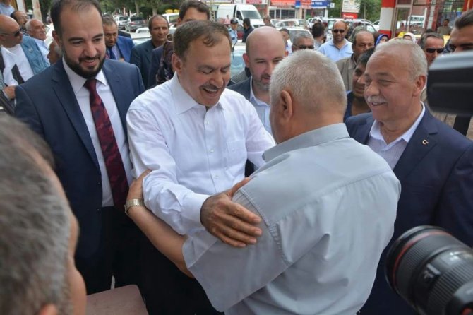 Bakan Veysel Eroğlu, Dinar İlçesinde Çarşı Esnafını Ziyaret Etti