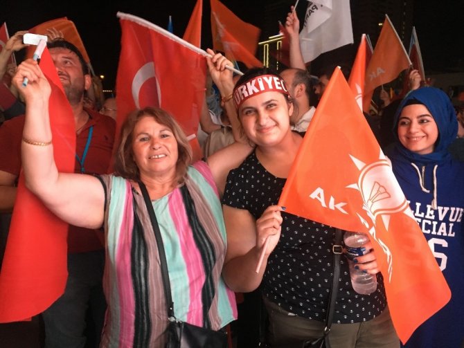 İzmir’de Seçim Zaferiyle Ak Parti’ye Akın Ettiler