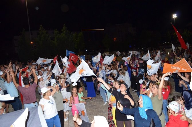Didim’de Ak Parti Ve Mhp’liler Seçim Zaferini Kutladı
