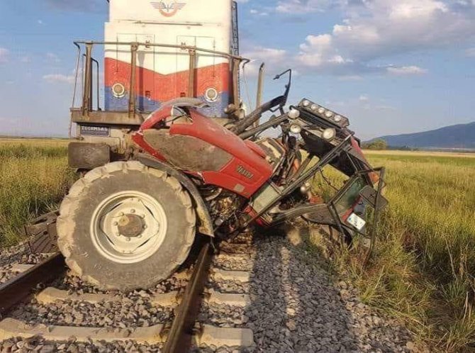 Afyonkarahisar’da Tren Traktöre Çarptı, 1 Kişi Hayatını Kaybetti
