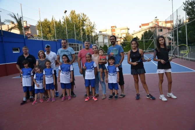 Geleceğin Tenisçileri Yunusemre’de Yetişiyor