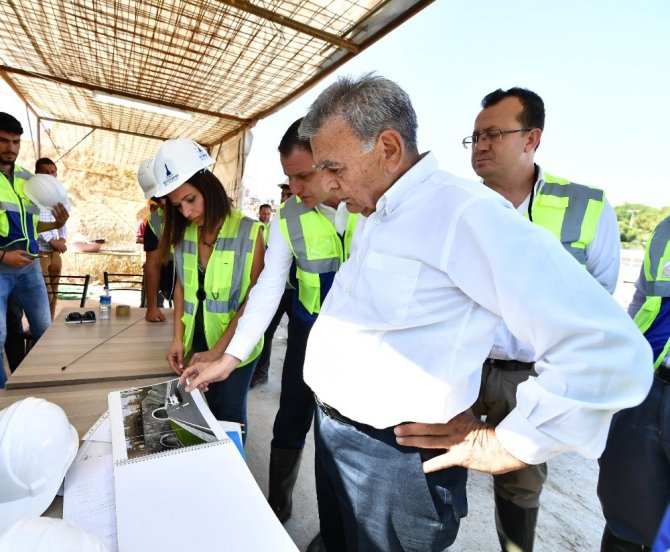 Başkan Çizmeleri Giydi, İzmir’in En Uzun Tünelini İnceledi
