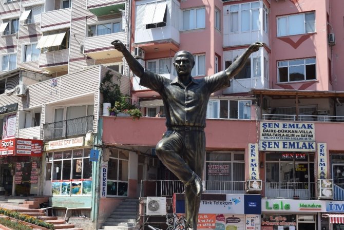 Aliağa’ya Yapılan ‘Atatürk Heykeli’ Takdir Topluyor