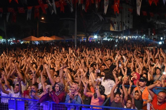 Buharkent Taze İncir Festivali Ferhat Göçer Konseri İle Sona Erdi