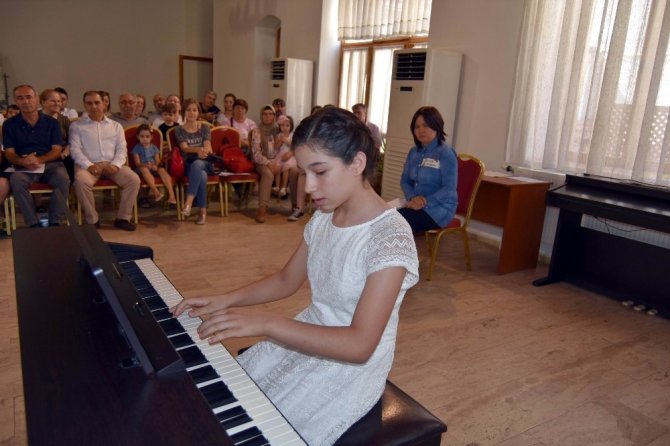 Minik Yeteneklerin Piyano Dinletisi Büyüledi