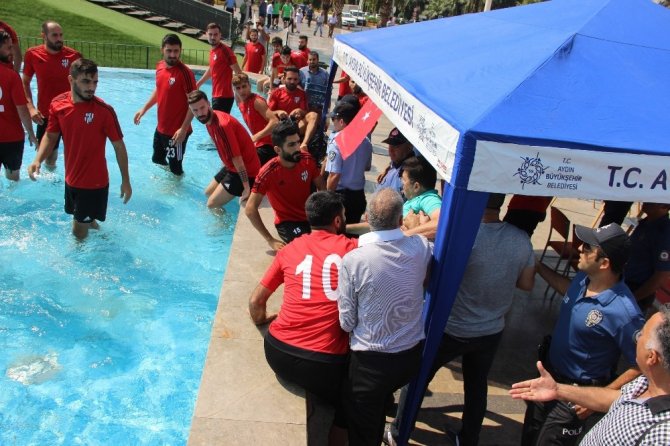 Suları Kesilen Futbolcular Duşu Kent Meydanındaki Süs Havuzunda Aldı