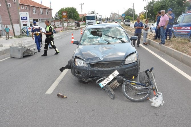 Uşak’ta Otomobil Bisiklete Çarptı: 3 Yaralı