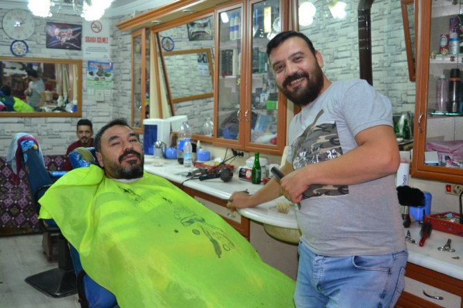 Afyonkarahisar’da Berber Ve Kuaförlerin Bayram Yoğunluğu