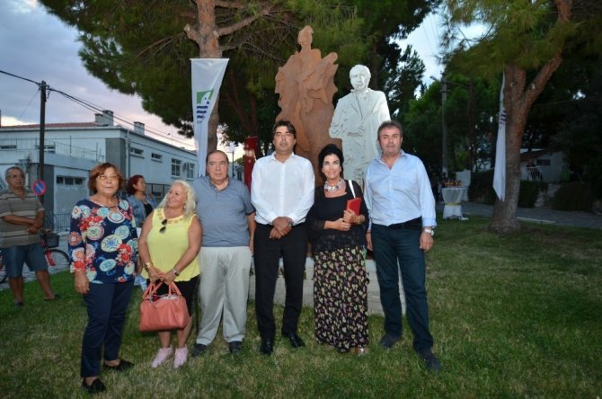 Foça’ya Avni Arbaş Heykeli