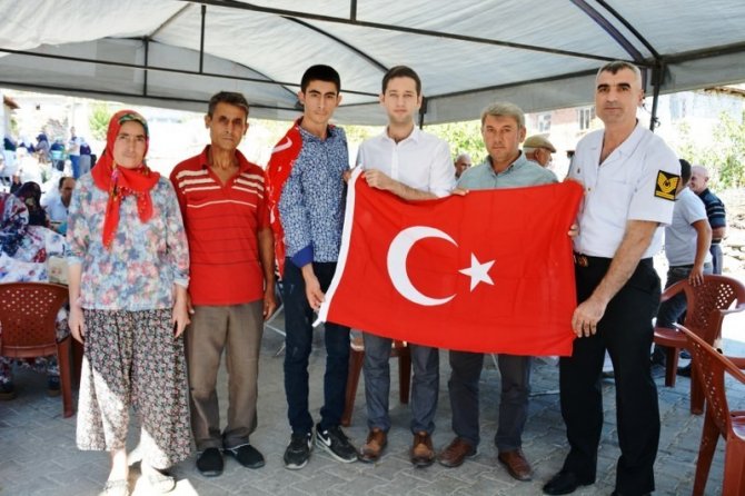 Kaymakam İrdelp’ten Askere Gidecek Gence Türk Bayrağı