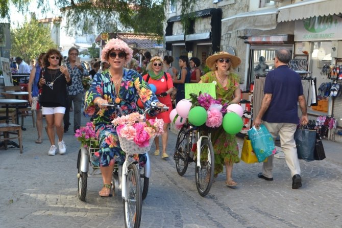 Süslü Kadınlar, Bisikletleri İle Alaçatı’yı Renklendirdi
