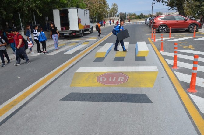 Okul Önünde Sürücüleri İster İstemez Yavaşlatan Yaya Geçidi