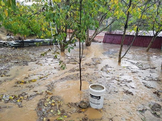 Bolvadin’de Aniden Bastıran Yağmur Ve Dolu Korkuttu