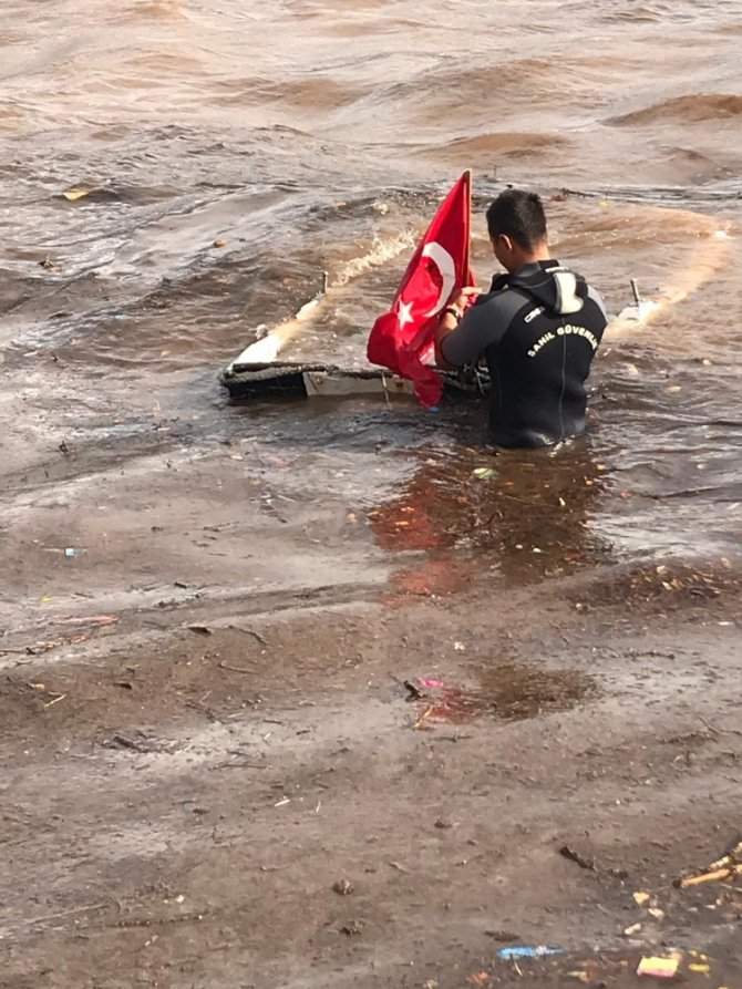 Sahil Güvenlik Ekipleri Türk Bayrağı İçin Seferber Oldu