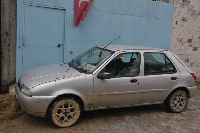 Manisa’da Park Halindeki Otomobil Kurşunlandı