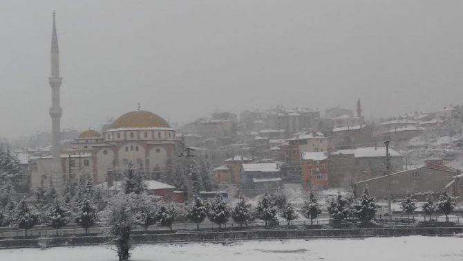 Afyonkarahisar’ın İscehisar İlçesinde Kar Yağışı Başladı