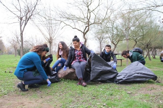 Üniversite Öğrencileri Kent Ormanı’ndan 1 Saatte 300 Kilo Çöp Topladı