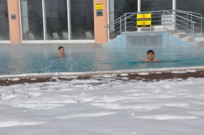 Kar Altında Termal Havuz Keyfi