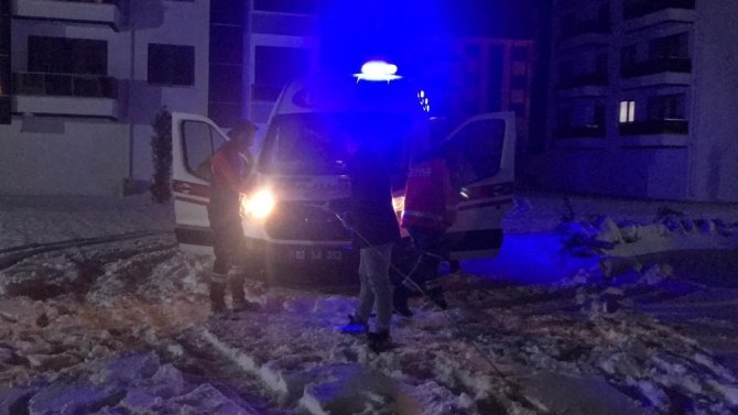 Karda Mahsur Kalan Ambulansa Umke El Attı
