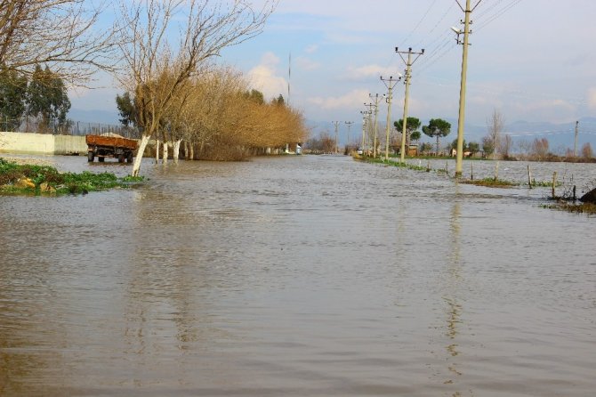 Büyük Menderes Nehri’nin Setleri Patladı Aydın Ovası Göle Döndü