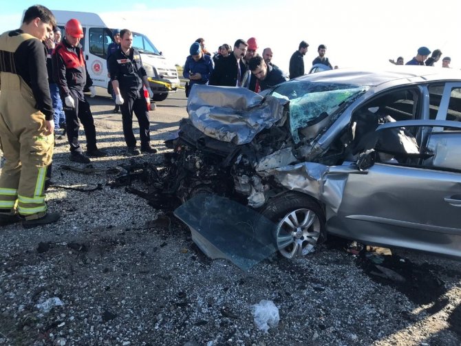 Karşı Şeride Geçen Otomobil Faciaya Neden Oldu: 3 Ölü, 1 Ağır Yaralı