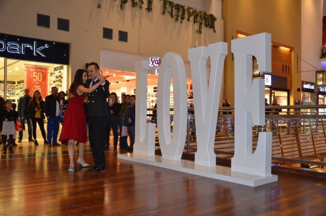 Forum Çamlık’ta ’Sevgililer Günü’ne Özel Tango Gösterisi