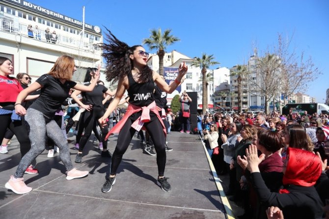 Şehrin Göbeğinde Kadınlar Zeybek Ve Zumba Oynadı, Binlerce Kişi Onları İzledi