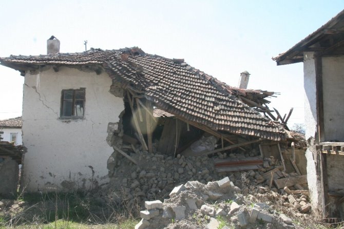 Deprem Bölgesinde Evi Yıkılan Vatandaşların Eşya Nöbeti Devam Ediyor