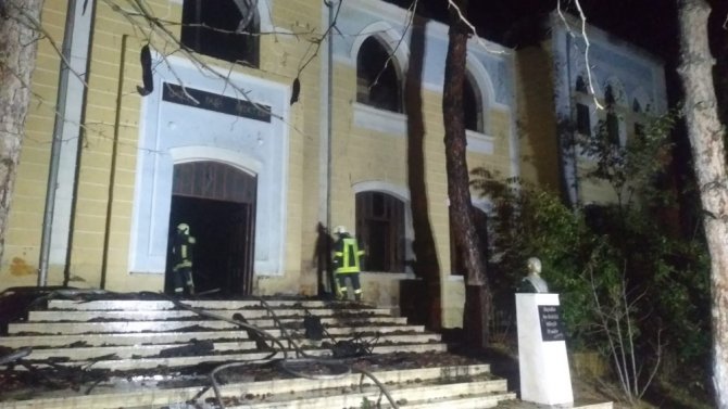 Denizli’de 91 Yıllık Tarihi Okul Binasında Çıkan Yangın Söndürüldü