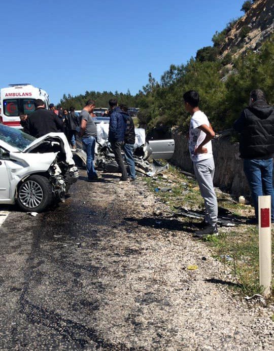 İzmir’de Feci Kaza: 2 Ölü, 6 Yaralı