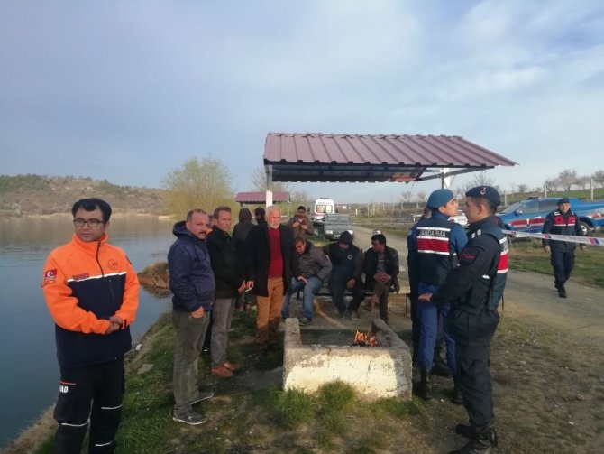 Gölete Uçan Otomobilde Kaybolan Sürücünün Cesedi Bulundu