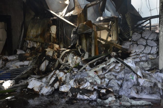 Yangın Çıkan Kumaş Fabrikasında 60 Kişi İşsiz Kaldı