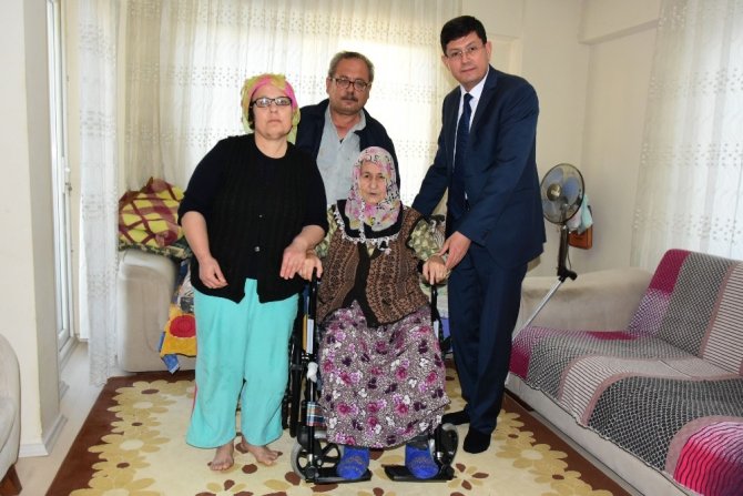 Başkan Özcan, Raziye Teyzenin Duasını Aldı