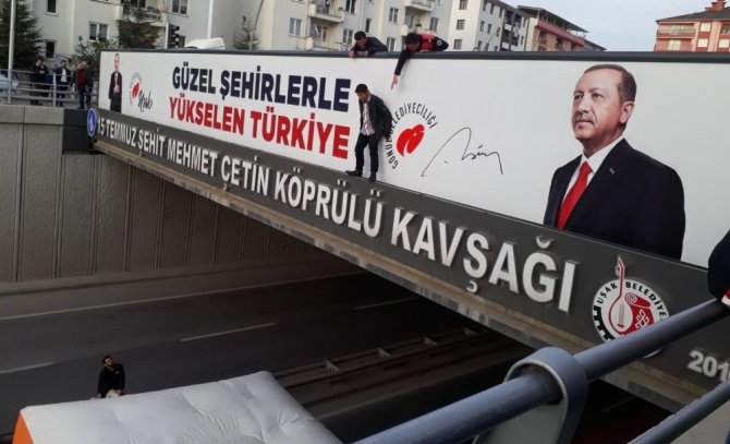 Uşak’ta Bunalıma Giren Genç Köprüden Atlamak İstedi