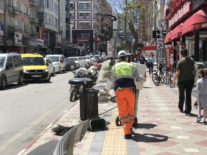 Temizlik İşçileri 1 Mayıs’ta Da Görevinin Başında